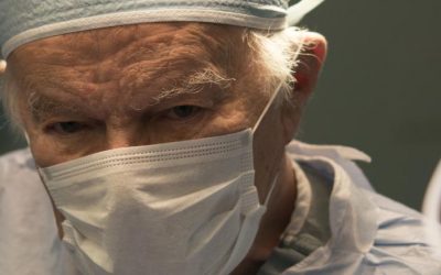 Renowned surgeon, known for his generosity and humanitarian work, asked to be buried in his scrubs (Inglés)